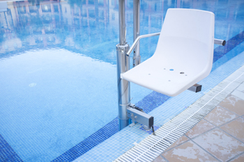 Pool hoist and swimming pool